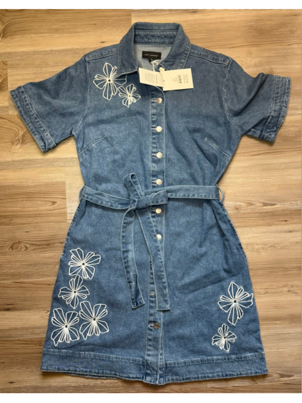 Free Assembly Jean dress embroidered flowers. - Picture 1 of 7
